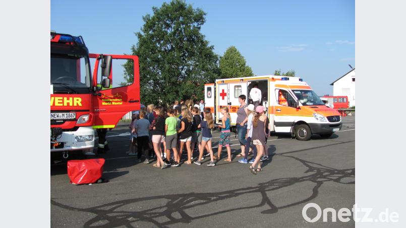 Die Schüler bestaunen die Rettungsfahrzeuge des BRK und die Einsatzfahrzeuge der Feuerwehr. sei