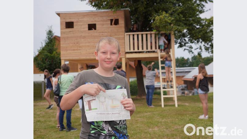 Lorenz Meckl (11) aus Spielberg zeichnete im November 2016 eine Baumhausskizze, die er in der Zeitung wiederfindet. Nachknapp zwei Jahren ist sein Entwurf Realität. fvo
