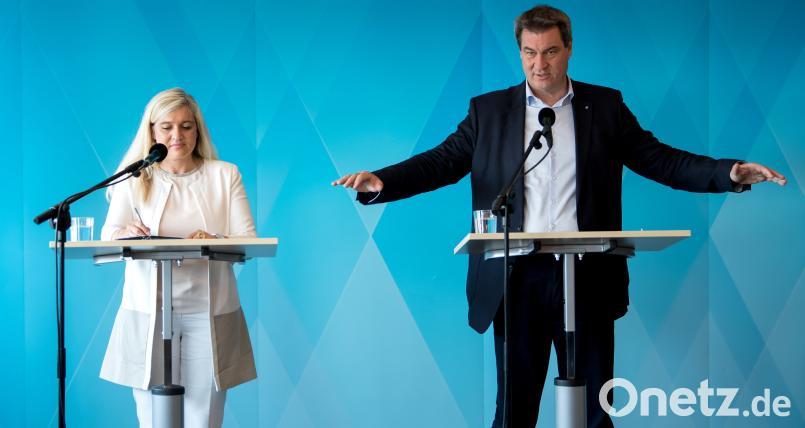 Ministerpräsident Markus Söder (CSU) und Gesundheitsministerin Melanie Huml nehmen nach einer auswärtigen Kabinettssitzung im Klinikum der Universität München am Campus Großhadern an einer Pressekonferenz teil. Themen der Sitzung waren Gesundheit und Pflege. Sven Hoppe/dpa