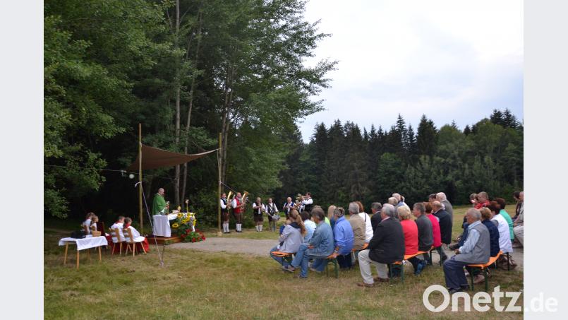 Gut angenommen wurde die Freiluftmesse am Badeweiher in Etzgersrieth, welche die Landjugend bestens organisiert hat gi