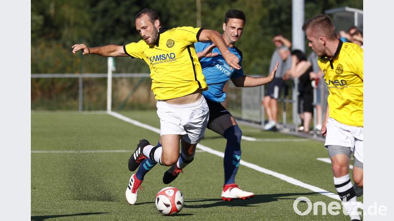 Der FC Tirschenreuth kassierte am Dienstag bei der SpVgg Bayreuth II eine 0:5-Niederlage. Hier bringt Ramon Illner (hinten) den Bayreuther Yannick Fuhrmann zu Fall. Peter Kolb