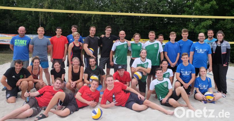 Die Abteilung Volleyball des TSV Stulln richtete auf der Anlage im TSV Sportgelände ein Beachvolleyballturnier mit 7 Teams aus: Volleyball 1 (TSV), Netztester, Volleyball 2 , KLJB Stulln, Pfreimder Pfarrjugend, Alte Herrn (TSV) und Zsammagwürfelta Haufa. Souverän leiteten die Schiedsrichter (von rechts) Vanessa Haas und Markus Jauernig die Begegnungen auf hohem Niveau. Der Teamgeist stand im Vordergrund. Nicht im Bild Volleyball 2 (TSV Stulln). ohr