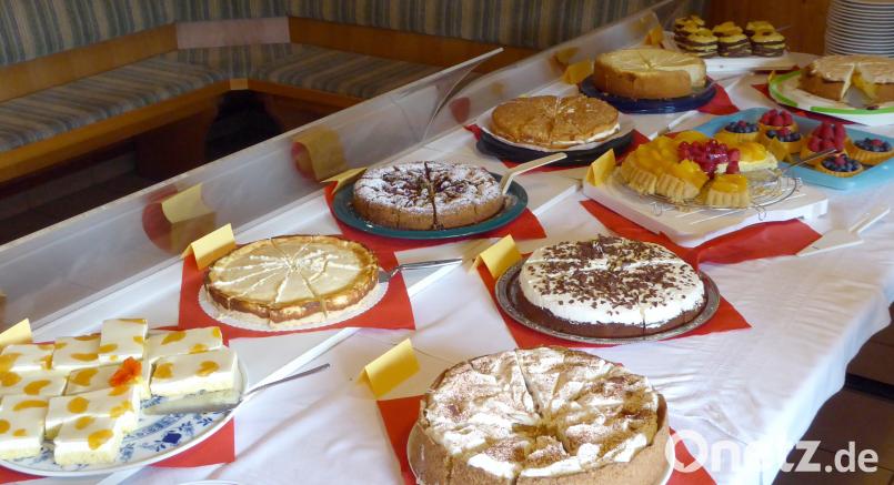 Ein großes Angebot an Kuchen und Torten lädt zum Kaffee ein. fsb