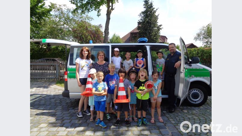 Die Vorschulkinder des Kinderhauses Steinwaldzwerge kennen sich Dank Polizist Carsten Landgraf nun bestens im Straßenverkehr aus. twg