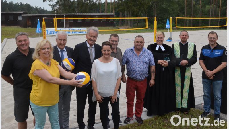 Der Turnerbund weihte am Sonntag die neuen Beachvollyball-Plätze ein. V.l. Georg Binner, Dagmar Nachtigall, Reinhard Meier, Bernhard Schlicht, Ilona Lux-Rath, Herbert Tischler, Klaus Kunz, Pfarrerin Stephanie Endruweit, Pfarrer Peter Brolich und Peter Rathgeber. Kunz