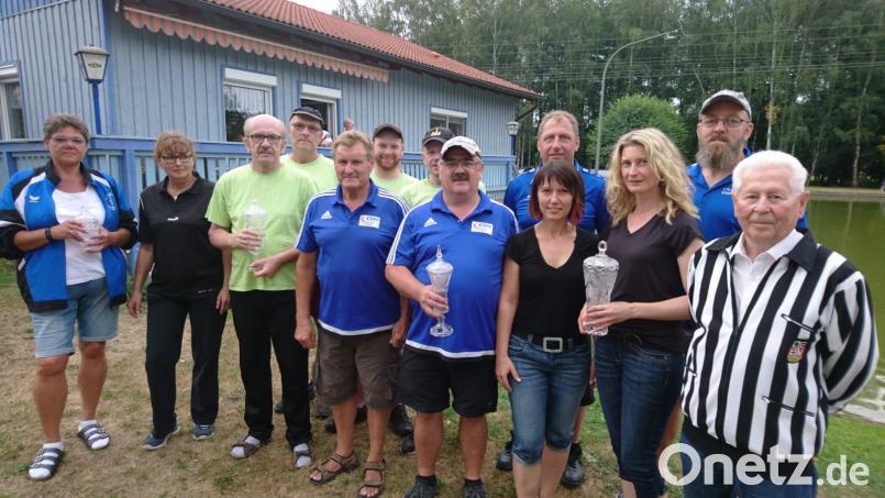 Beim Turnier am Nachmittag sind auch Mixedmannschaften am Start. Der Sieg geht an die SpVgg Windischeschenbach (grüne T-Shirts). adj
