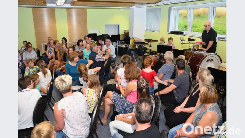 "Bitte umdrehen" heißt es fürs Publikum immer wieder einmal, wenn der Nachwuchs in der hintersten Reihe mit seinem Einsatz dran ist. fjo