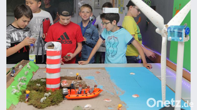 26 Kinder einer fünften Klasse haben das Wattenmeer nachgebaut. Das Thema lautete &quot;Von der Küste bis ins tiefe Meer&quot;. Mit Dabei war sogar ein U-Boot aus Karton, mit Licht- und Soundefekten. Die Ideen seien alle von den Kindern gekommen, sagte Kristina Koch, Lehrerin für Geografie und Englisch. Sie habe lediglich beratend eingegriffen. Wolfgang Steinbacher