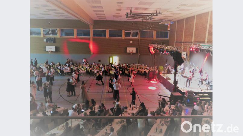 Ihre Pflichttänze absolvieren die Tänzerinnen und Tänzer mit Bravour. jzk