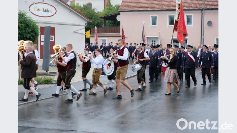 Fahrzeugsegnung der Feuerwehr: Kirchenzug. do