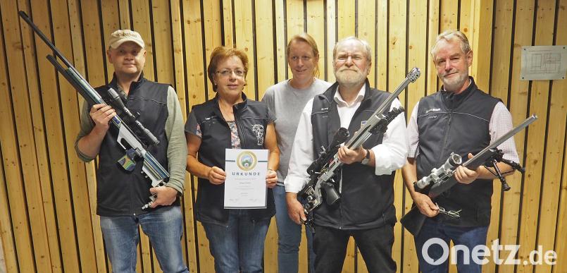 Das erfolgreiche FSG-Team, das bei der Bayerischen Meisterschaft in München-Hochbrück antrat (von links): Michael Wirth, Bayerische Vizemeisterin Irmgard Knöbl über 100 Meter, 2. Schützenmeisterin Claudia Glaubitz, Erwin Knöbl und Günter Treffert. Bild: Dobmeier Dobmeier