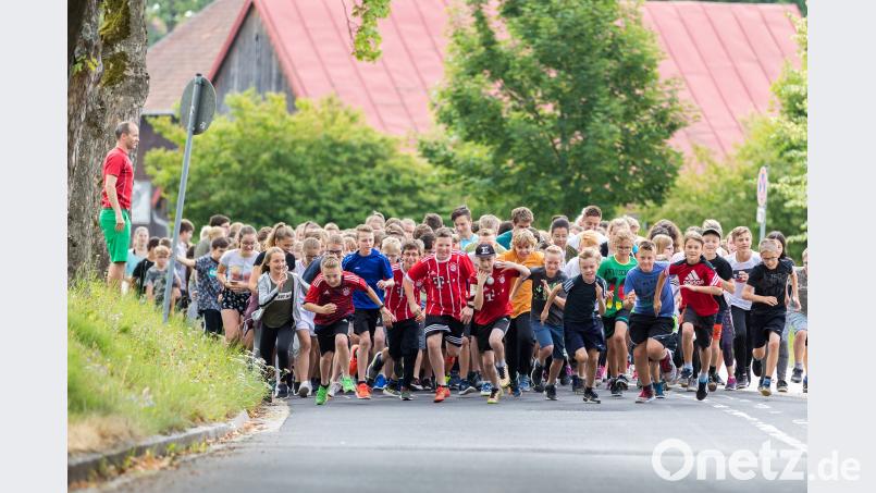 „Auf die Plätze, fertig, los“, lautet das Kommando von Sportlehrer Simon Farnhammer (links) beim Sponsorenlauf der fünften und der sechsten Klassen der Kemnather Realschule. jzk