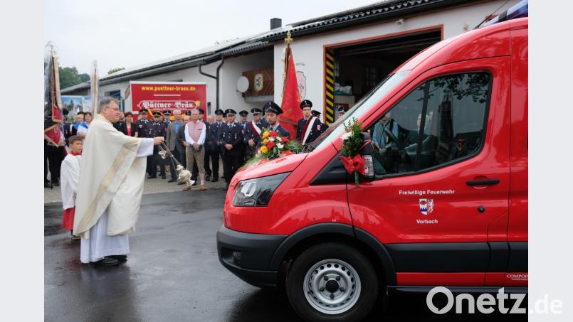 „Anna“ heißt der neue Mannschaftstransporter der Freiwilligen Feuerwehr Vorbach mit Bezug auf die Kirchenpatronin. Die Fahrzeugsegnung vollzog Pfarrer Adrian Kugler. do