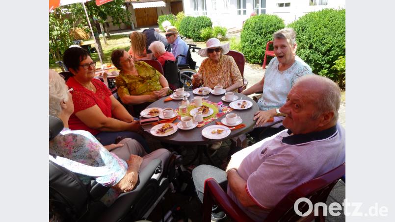 Gute Stimmung bei den Senioren beim Sommerfest im Altenheim is