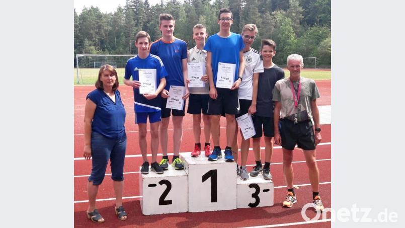 Stellvertretende BLSV-Kreisvorsitzende Manuela Kreis (links) und Sportlehrer Markus Staschewski (rechts) zeichnen in Neustadt/WN unter anderem auch die Sieger des Orientierungslaufs der 9. Klassen aus. lst