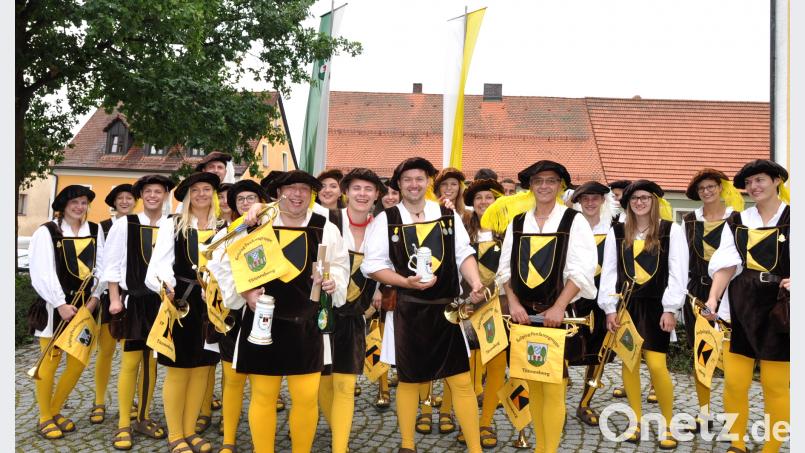 Unterschiedlich große Krüge erhalten Leiter Rainer Dobmeier (vorne, links) für 30 Jahre, Josef Schneider (Mitte) für 15 Jahre Mitspielen in der Fanfarengruppe. Die Laudatio auf den Leiter hält Kassier Norbert Dobmeier (rechts). es