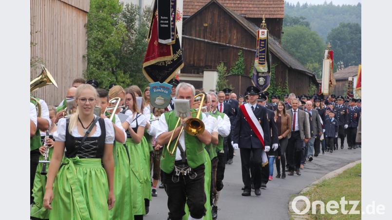 Angeführt von der Stiftländer Jugend- und Blaskapelle zog ein imposanter Kirchenzug durch Kondrau. kro