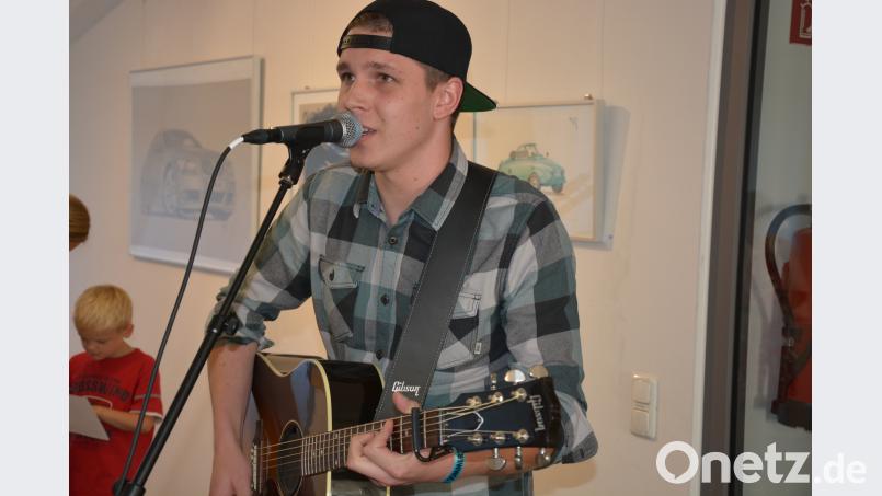 Der 21-jährige Mitterteicher Peter Geyer begeisterte bei der Vernissage mit eigenen Kompositionen und Songs. jr