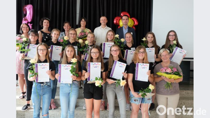 13 Mädchen der Naabtal-Realschule beteiligten sich an der „Girls´ Day Akademie Nabburg“. Realschuldirektorin Hannelore Reil-Heining (hinten, Vierte von links) überreichte mit weiteren Verantwortlichen die Zertifikate für herausragendes Engagement. Bild: ohr