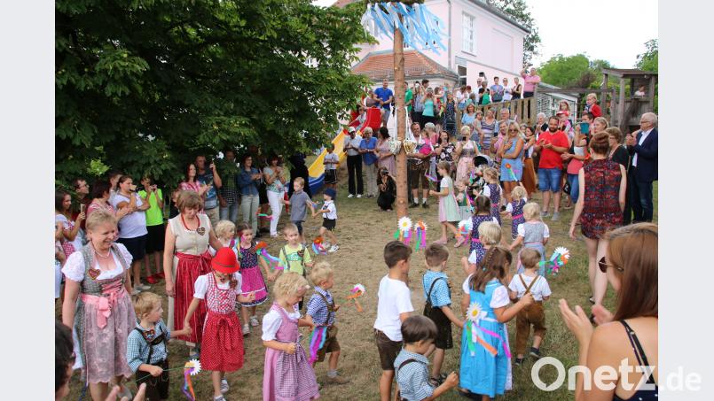 Die Kindergartenkinder beim Tanz um den Kirwabaum. nko