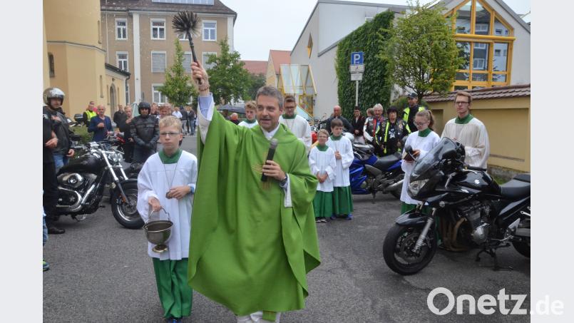 Stadtpfarrer Markus Schmid segnet die Bikes der Gottesdienstbesucher. Kunz