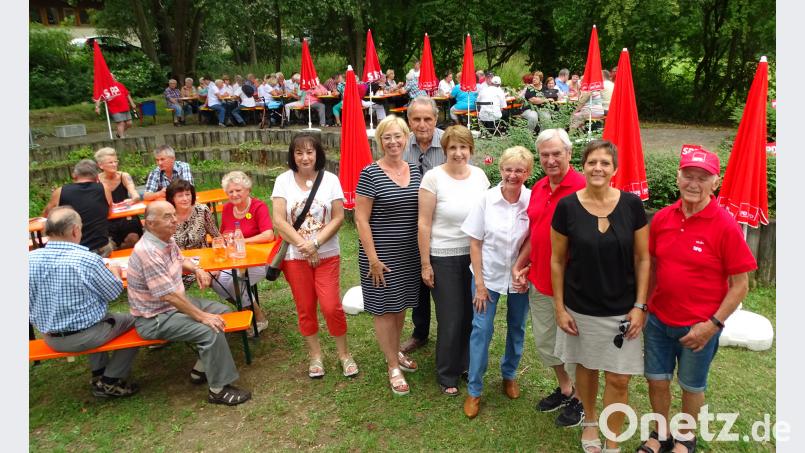 Schirmherrin MdL Anette Karl (Fünfte von rechts) nennt die SPD AG 60plus die „Stoßtruppe der SPD“, wenn es um Fragen der Senioren geht. Sie verstehen auch zu feiern. Dobmeier