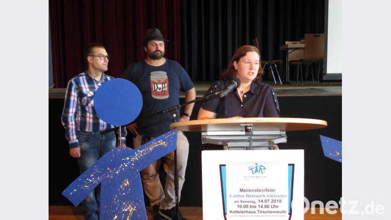 Projektleiterin Christina Ponader (rechts im Bild mit den Moderatoren Johannes Lauterbach und Ulrich Macht, von links) wurde für ihr hohes Engagement von den Ehrengästen ausdrücklich herausgestellt. ubb