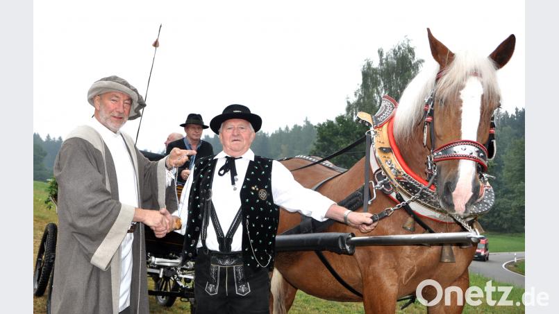 Zweiter Bürgermeister Hans-Peter Klünner (links) ehrt Kutschenfahrer Michael Stubenvoll für die 20.Teilnahme am St.Jodoktitt mit einer Jodokritt-Medaille. es