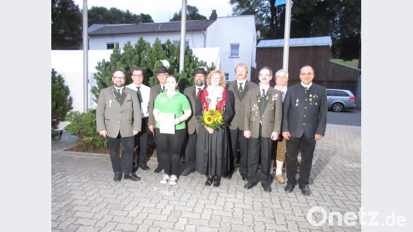 Vorsitzender und Schützenmeister Andreas Michl (von links) dankte den Mitgliedern Josef Maschauer, Gerhard Pinzer, Anja Michl, Gerhard Würstl, Brigitte Paschke, Stefan Meyer, Adrian Haider und Norbert Karger für deren Verdienste. Wolfgang Bauer vom Oberpfälzer Schützenbund sprach ebenfalls seinen Dank aus. gma