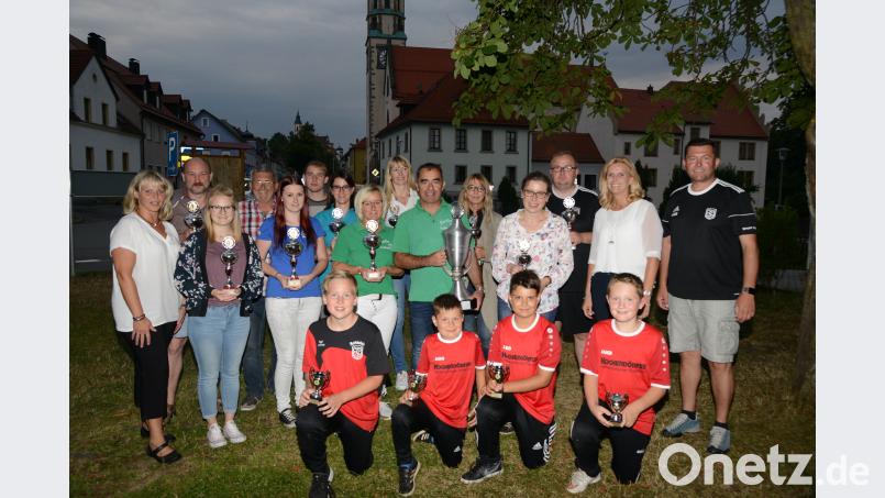 Vorsitzender Martina Lorenz (links), Bürgermeister Rainer Rewitzer und dessen Stellvertreterin Andrea Lang (von rechts) ehren die Stadtmeister im Kegeln. bey