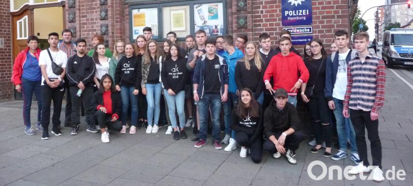 Die Reisegruppe stellte sich vor der David-Wache auf der Reeperbahn zu einem Gruppenbild auf. dob