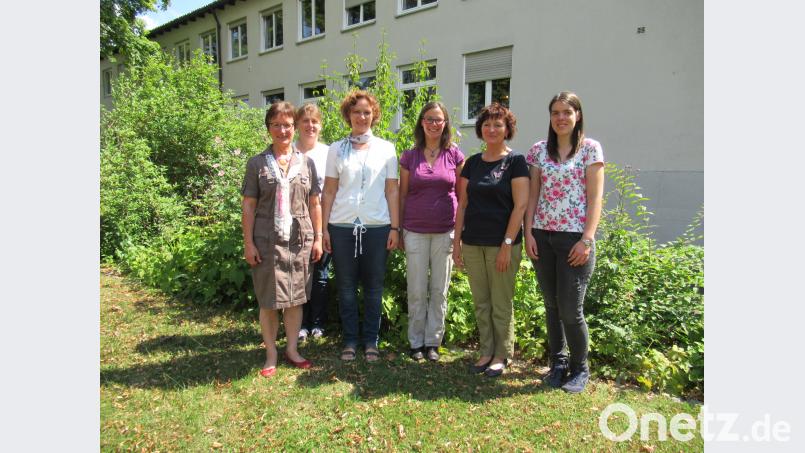 Glücklich über den erfolgreichen Abschluss zeigen sich sowohl die Absolventinnen als auch ihre Lehrkräfte, von links Doris Eckl, Petra Prölß Carolin Schuller, Marion Schildknecht, Christiana Enslein, Bettina Müller exb