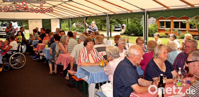 Bild: R. Kreuzer Geselligkeit war Trumpf beim Sommerfest des BVS Weiden am Schießlweiher. Und die Geehrten mit den Ehrengästen. R. Kreuzer