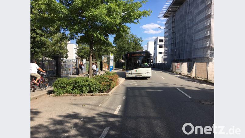 Hin und weg. Die Bus-Kaps wie hier stadtauswärts am Stadtfriedhof, verkürzen die Zeiten an den Haltestellen. Maximilian Wies