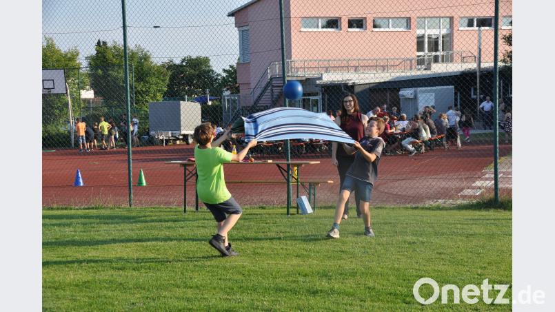 Gut zusammenarbeiten müssen die Schüler, um den Ball mit einem Tuch in die Luft zu schleudern. ak