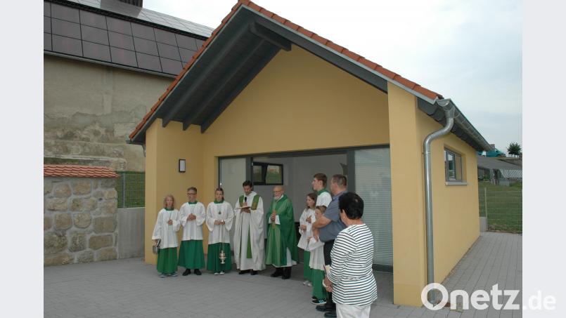 Pfarrer Michael Hoch (Dritter von links) erteilte gemeinsam mit Pfarrer Eckhart Birnstiel (links daneben) den kirchlichen Segen für das neue Leichenhaus. nib