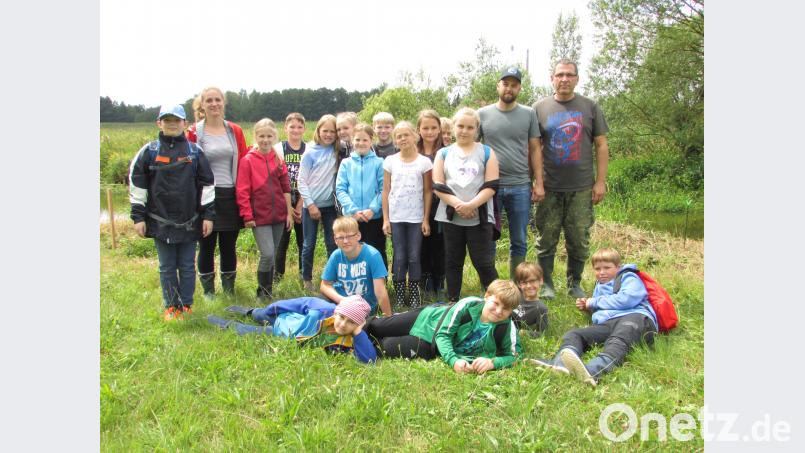 Der Unterricht am Wasser kommt bei den Etzenrichter Kindern bestens an. exb