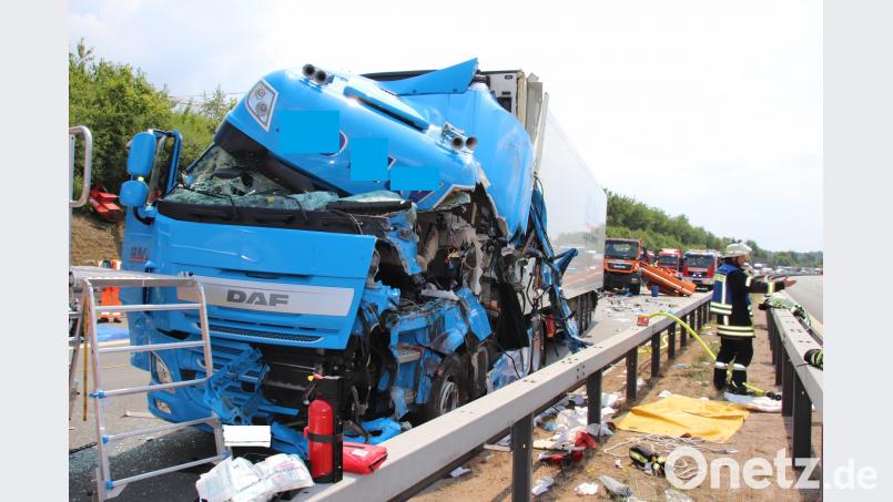 Komplett zerstört wurde das Führerhaus dieses tschechischen Lkw, der am Montag gegen 11.30 Uhr in einen Sicherungsanhänger der Autobahnmeisterei gekracht war. Der junge Fahrer wurde dabei schwer verletzt. Thomas Dobler