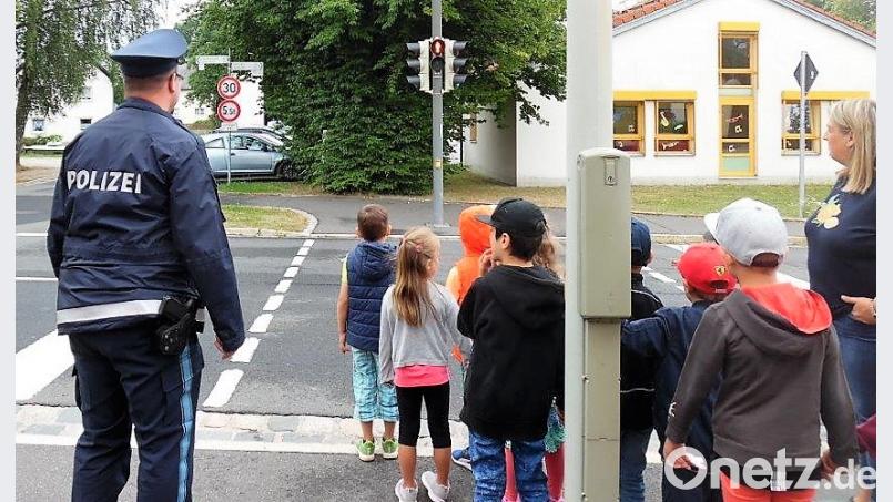 Das richtige Verhalten im Straßenverkehr zeigte Polizeihauptmeister Carsten Landgraf bei seinem Besuch im Kindergarten. mez