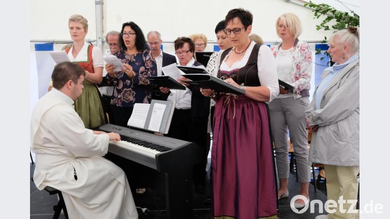 Der Kirchenchor und Frater Korbinian gestalten den Festgottesdienst musikalisch. do