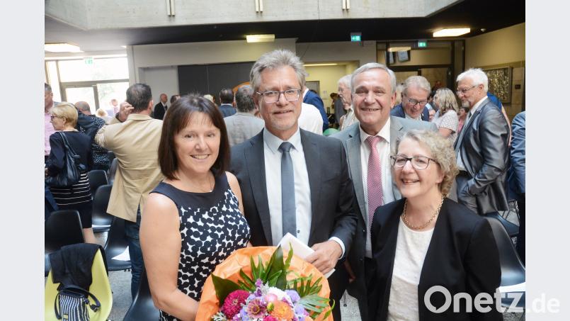 Helmut Matejka (Zweiter von links) geht in den Ruhestand. Umringt von Ehefrau Heidi (links), Oberbürgermeister Kurt Seggewiß und seiner Stellvertreterin Edith Lippe (rechts) nimmt der Schulleiter des Augustinus-Gymnasiums Abschied von der Schulfamilie. Gabi Schönberger