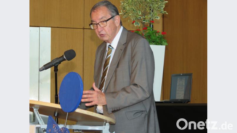 Ministerialdirigent Burkard Rappl gratuliert zum großen Erfolg des Netzwerkes im Landkreis Tirschenreuth. ubb