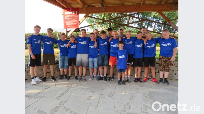 Kräftig feiern die Nachwuchsfußballer des SV Altenstadt ihre Meisterschaft und den Aufstieg. adj