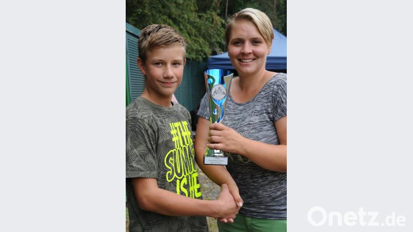 Mit Carlo Jagosch (links) hatte keiner gerechnet, aber zweimal hatten die Mitbewerber das Nachsehen. Die NAC-Vorsitzende Anja Gebhard (rechts) gratulierte zum zweimaligen Klassensieg. gf