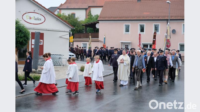 Fahrzeugsegnung der Feuerwehr: Kirchenzug. do