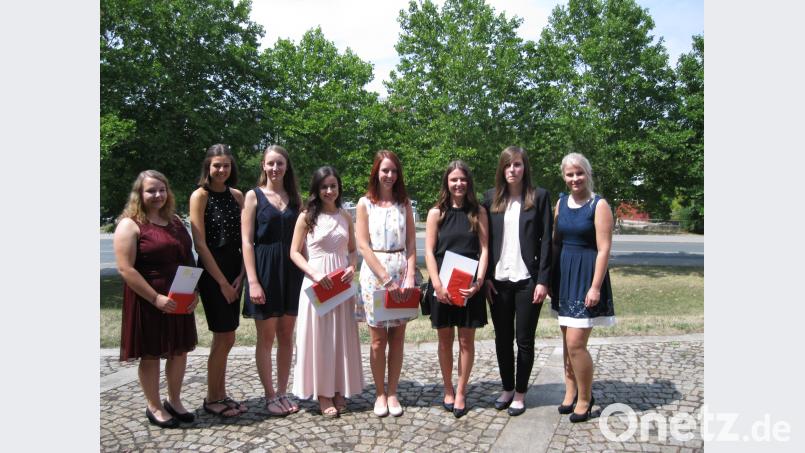 Mit einer Eins schließen sie die Ausbildung als Steuerfachangestellte ab: Rebecca Ermer (von links), Katharina Glaser, Rebecca Hubmann, Maria Kummer, Julia Meckl, Janina Meier, Christina Pinter und Sandra Schön. exb