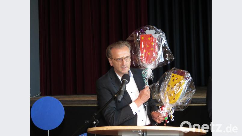 Berthold Kellner, Geschäftsführer der Lebenshilfe, hatte für die Gründer des Netzwerks viel lobende Worte und schöne Geschenke dabei. ubb