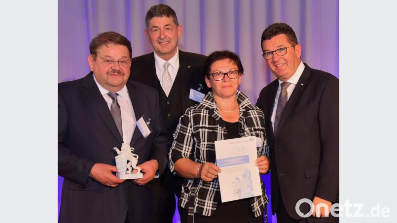 Den Preis &quot;Bayerns Best 50&quot; nahmen die Geschäftsführer des Liebensteiner Kartonagenwerk, Bernhard Schön (links) und Elfriede Schön, entgegen. StMWi/Siegbert Heuser/exb