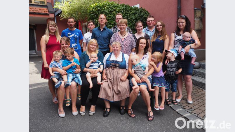 Hedwig Scherm genießt es, im Kreise ihrer großen Familie zu sein. Besonders ihre 15 Enkel und 7 Urenkel haben es ihr angetan. Mit ihnen, ihren Kindern sowie zahlreichen Bekannten und Verwandten feiert sie auch ihren 85. Geburtstag. wmi