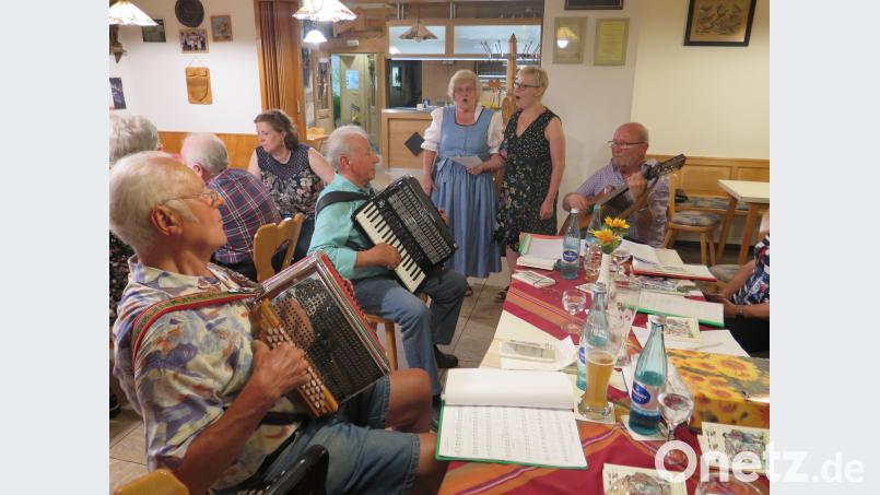 Was wäre ein Wirtshaussingen ohne die Kemnather Sängerinnen Monika Fink und Sieglinde Wick (stehend von links)? Diesmal begleitet sie nicht Roland Küffner, sondern einige Wirtshausmusikanten.. jzk